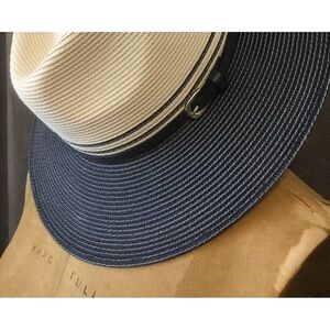 Wallaroo packable women’s hat, blue and white.